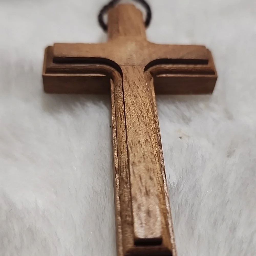HANDMADE HAND CARVED WOOD CROSS ✝️ NECKLACE. - Picture 4 of 4